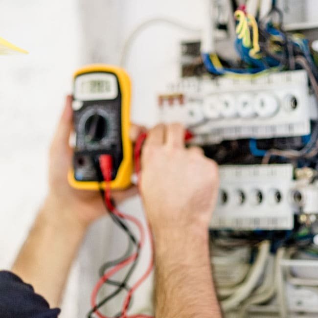 hombre trabaja con la electricidad