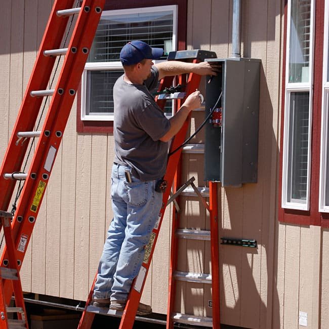 hombre trabaja en panel de electricidad