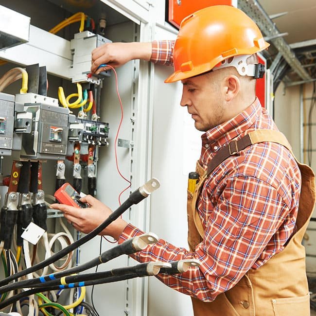 hombre trabaja con electricidad